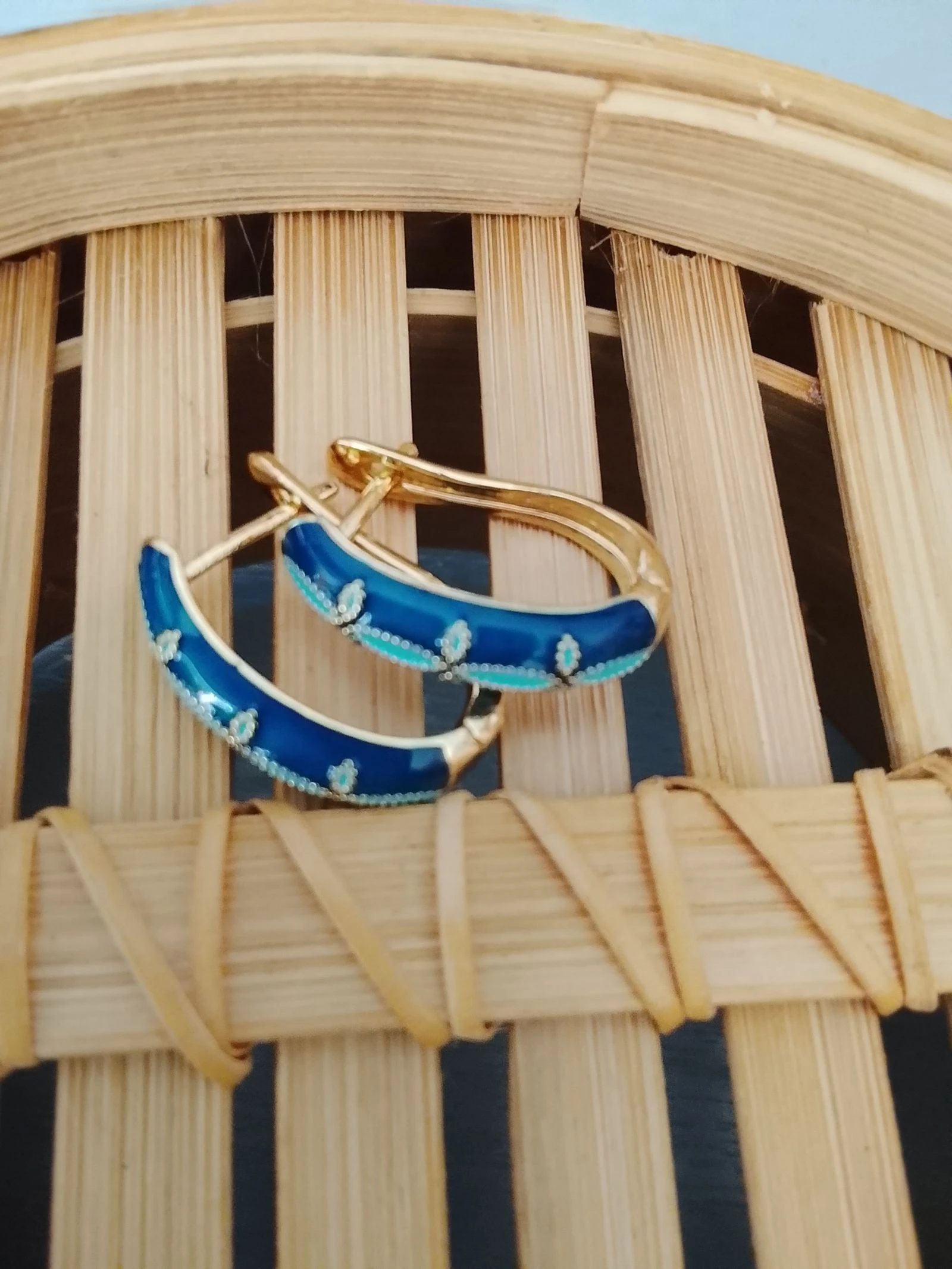 💎Des petits hauts Petites créoles dorées et bleues fleuries comme neuves 💎